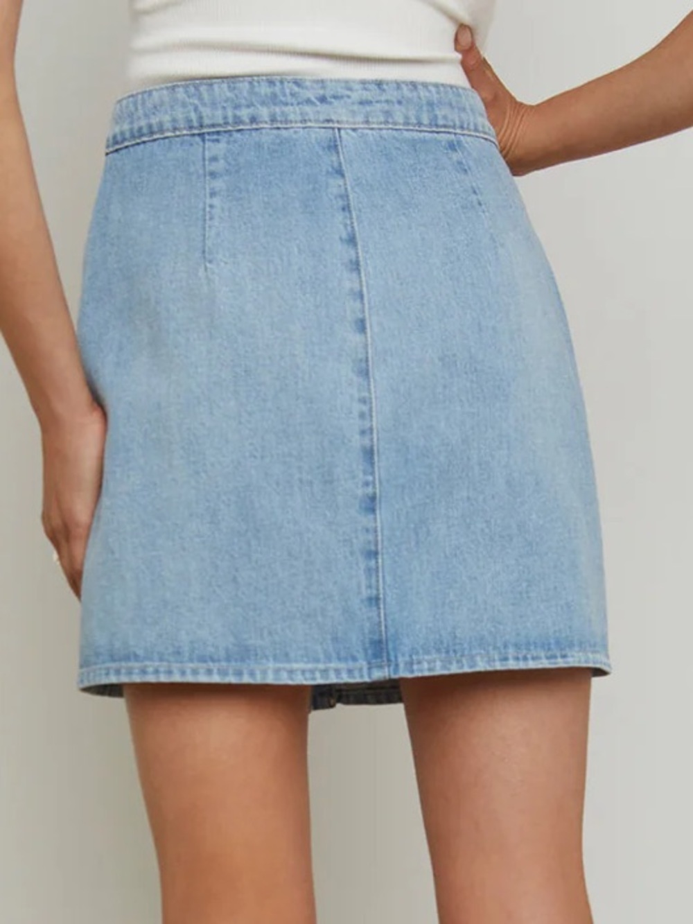 L’AGENCE The Kris Button Front Mini Skirt in Fontana Light Blue Size 25 NWT - Picture 2 of 9